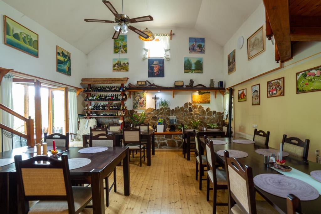 un ristorante con tavoli e sedie e un ventilatore a soffitto di Apartments Silva a Ljutomer