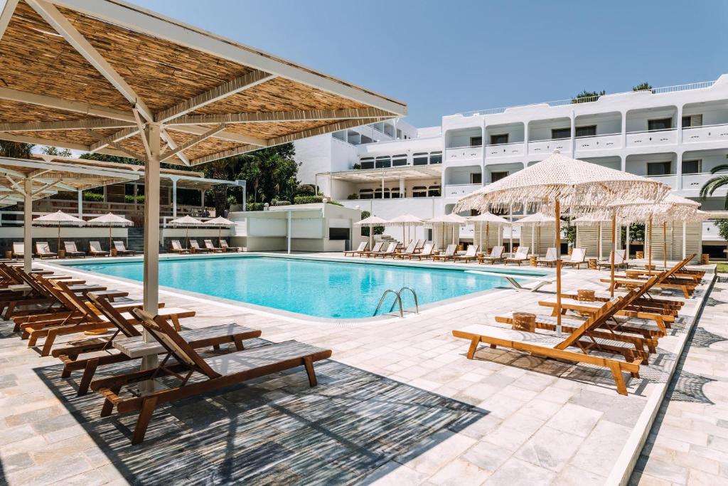 Bazén v ubytování Brown Beach Chalkida Kosher Resort, a member of Brown Hotels nebo v jeho okolí