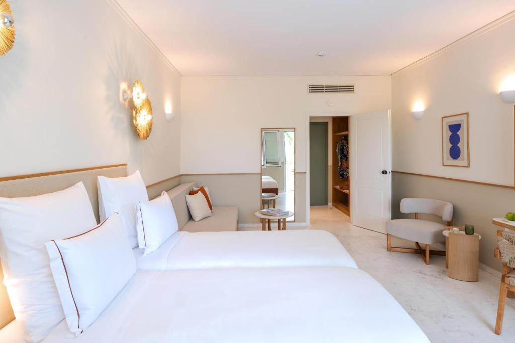 Postel nebo postele na pokoji v ubytování Brown Beach Chalkida Kosher Resort, a member of Brown Hotels
