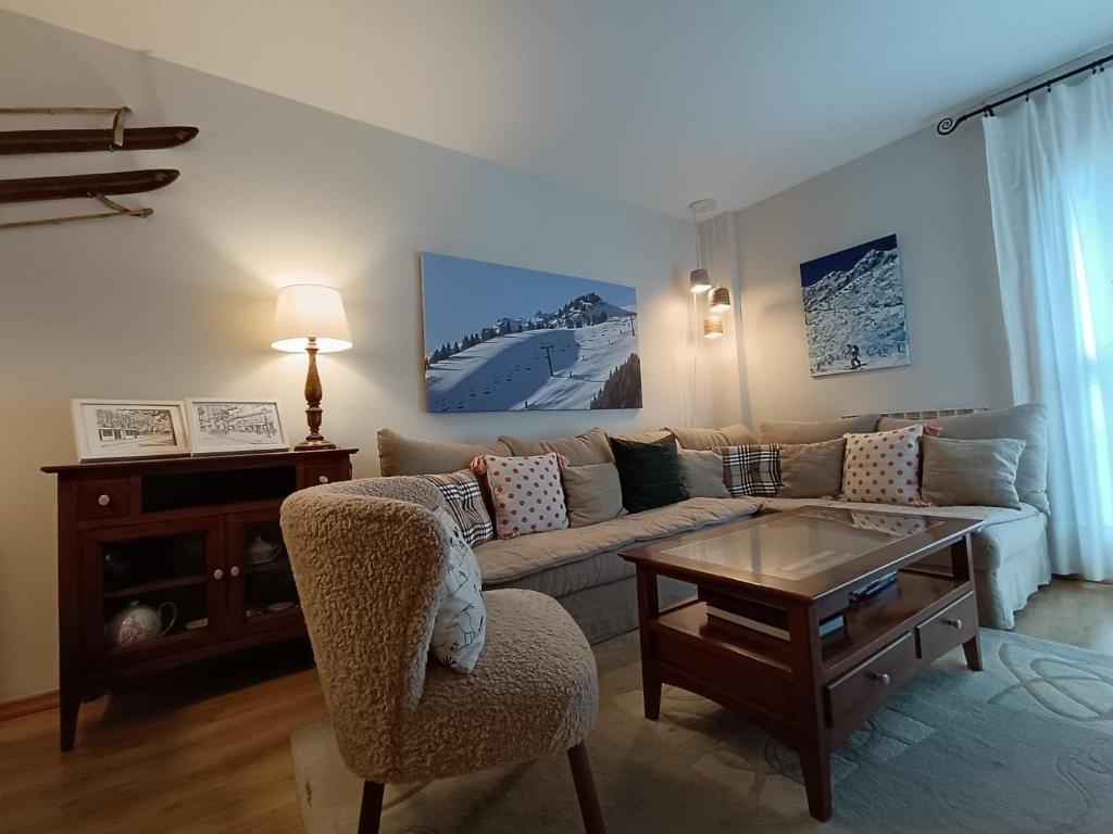sala de estar con sofá y mesa en Cerler-Prados de Velarta C2 8 -vistas panorámicas en Cerler
