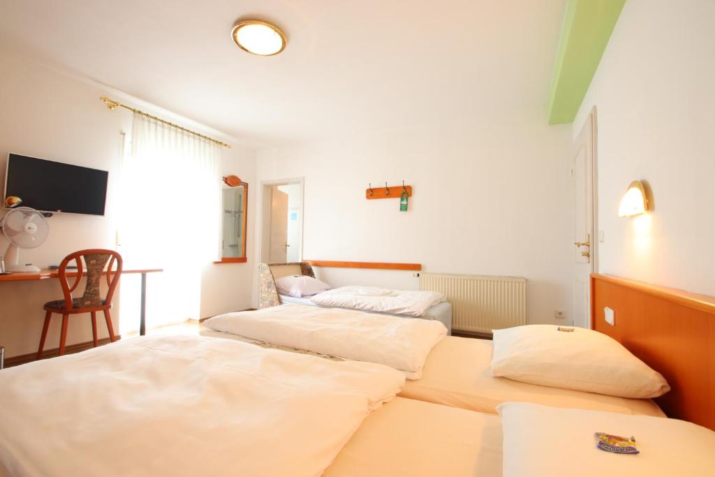 Postel nebo postele na pokoji v ubytování Hotel-Dörfler Garni