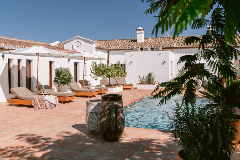einen Innenhof mit Pool in einem Haus in der Unterkunft San Roque Suites de Monda in Monda