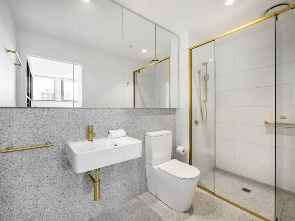 Vannituba majutusasutuses Conveniently located 2BR apt with rooftop pool at Milt