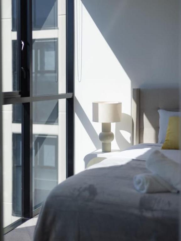 Voodi või voodid majutusasutuse Conveniently located 2BR apt with rooftop pool at Milt toas
