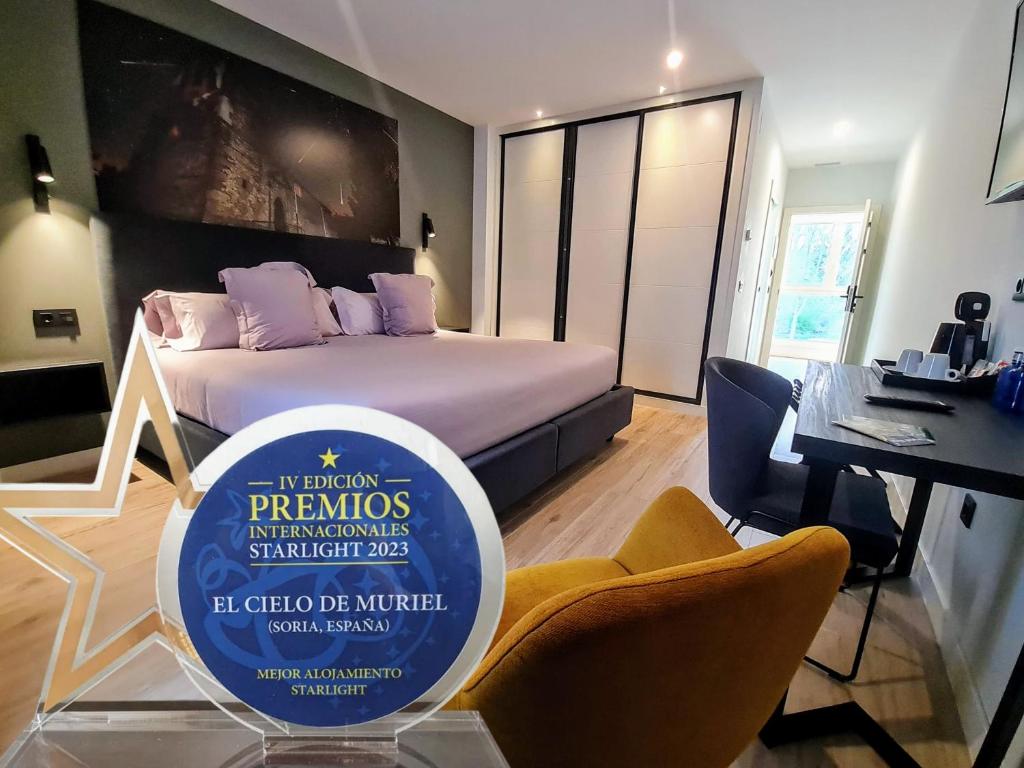 una habitación con una cama con un cartel delante en El Cielo de Muriel mejor Hotel Starlight del mundo Astroturismo y Naturaleza en Muriel Viejo
