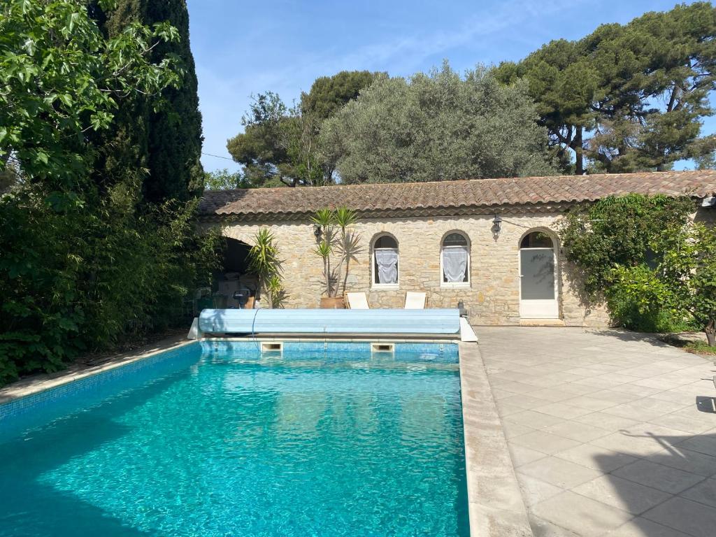 a swimming pool in the yard of a house at Le Patio aux Oiseaux in La Ciotat