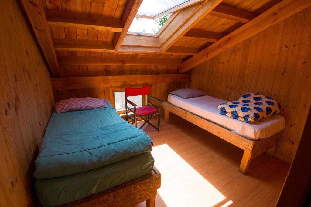 Habitación con 2 camas en una cabaña de madera en El Refugio Casa de Montaña en San Martín de los Andes