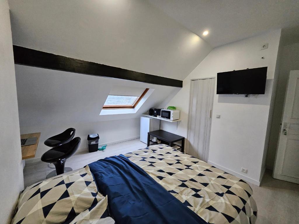 une chambre avec un lit et une télévision à écran plat dans l'établissement Agréable studio de 16m2 sans kitchenette, à Neuilly-sur-Marne