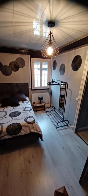 una camera da letto con un letto e un soffitto con pianeti sul muro di La maison d hôte d emmanuelle a Saint-Antoine-la-Forêt