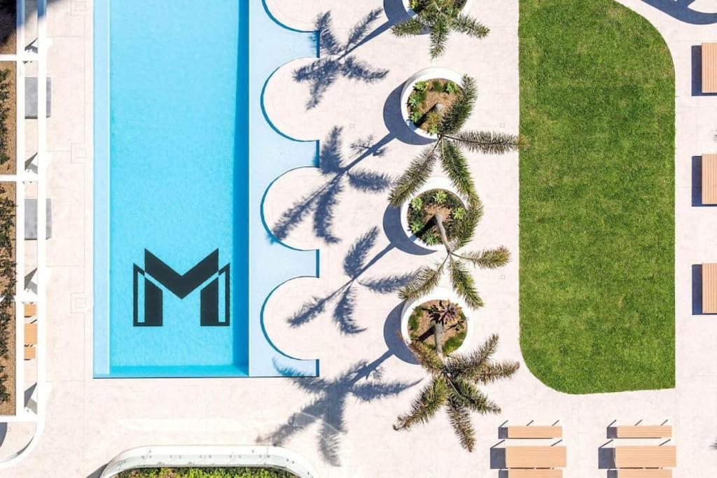 una vista sul tetto di una piscina e di un resort di Views from Clouds New Skyhome in Luxury Resort a Gold Coast