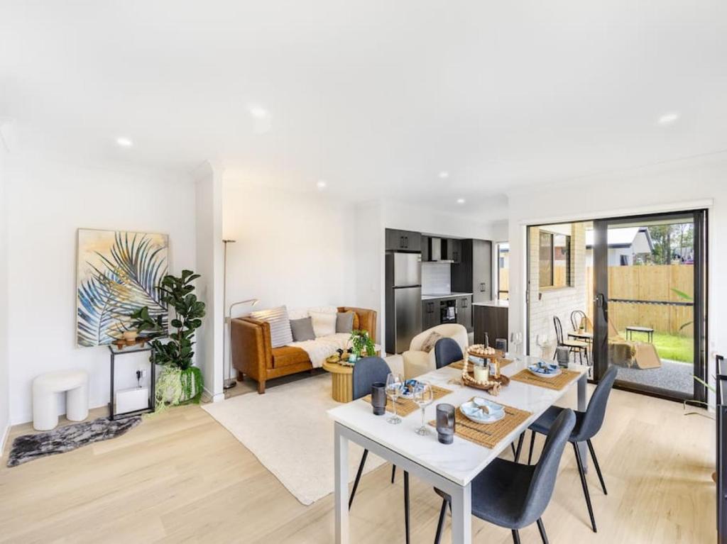 TV a/nebo společenská místnost v ubytování Well-decorated 5BR Family home