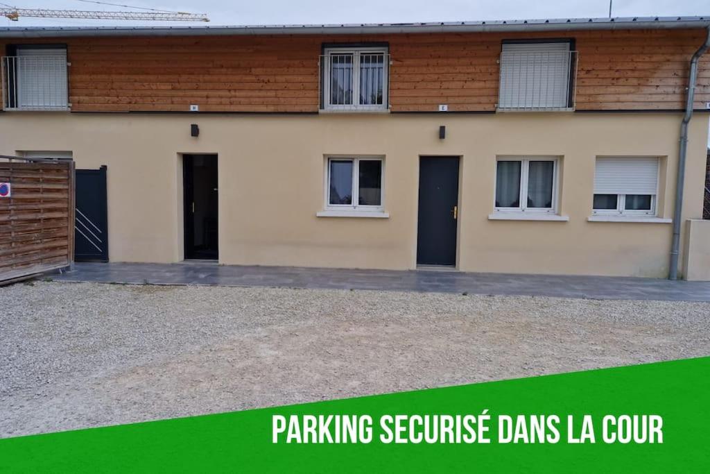 een gebouw met deuren en een bord met parkeerservice sds la cour bij cocoon of Troyes secure parking included in Troyes