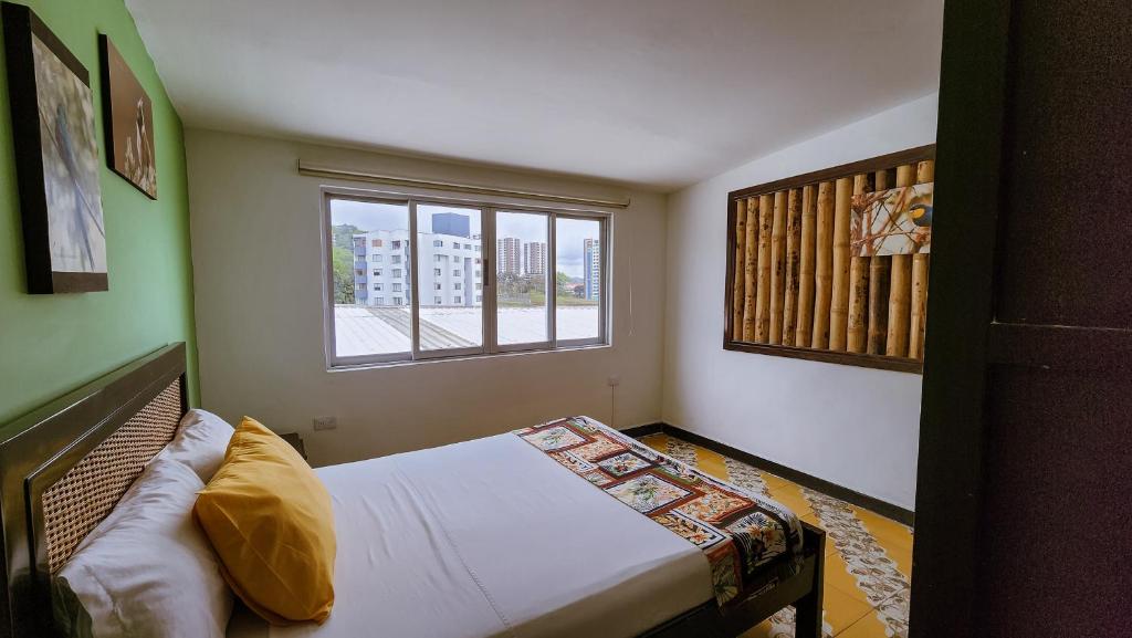 Postel nebo postele na pokoji v ubytování Tuki Hostel & Lounge