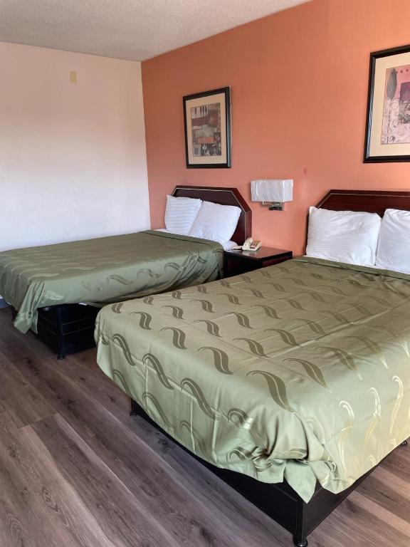 Postel nebo postele na pokoji v ubytování Express Inn-Rahway