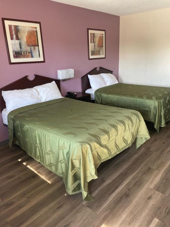 Postel nebo postele na pokoji v ubytování Express Inn-Rahway
