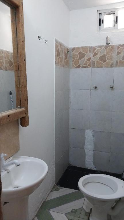 een badkamer met een wit toilet en een wastafel bij Apartamento jorge lopez in Minas