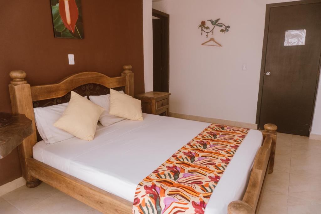 Postel nebo postele na pokoji v ubytování Tuki Hostel & Lounge