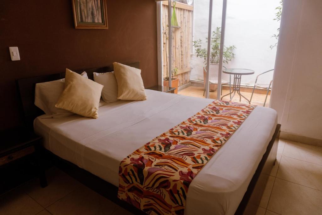 Postel nebo postele na pokoji v ubytování Tuki Hostel & Lounge
