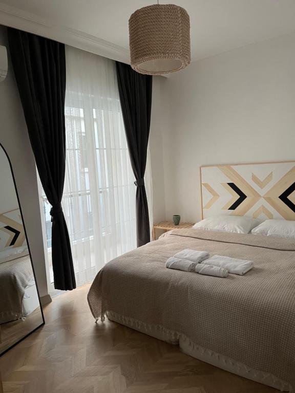 - une chambre avec un lit et une grande fenêtre dans l'établissement Ginte Homes, à Antalya