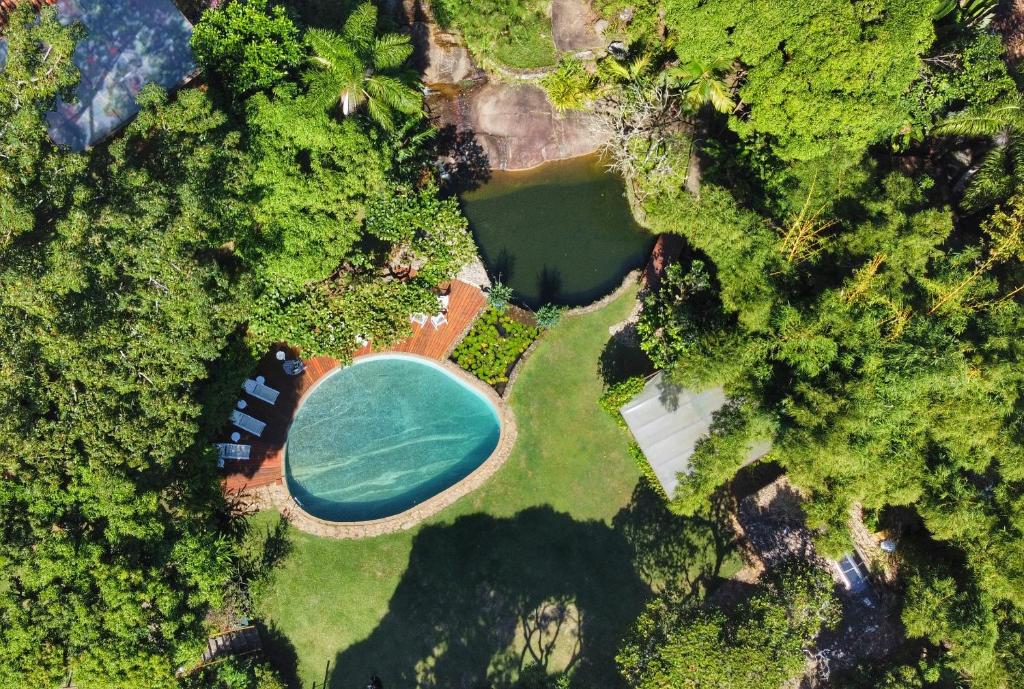 an overhead view of a swimming pool in a forest at Casas D'Água Doce - Casa Cachoeira. in Ilhabela