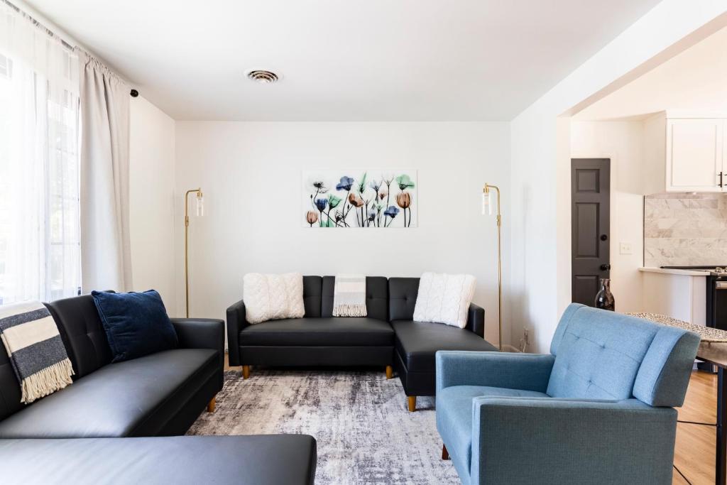 納許維爾的住宿－Spacious Home In A Quiet Neighborhood，客厅配有黑色沙发和蓝色椅子