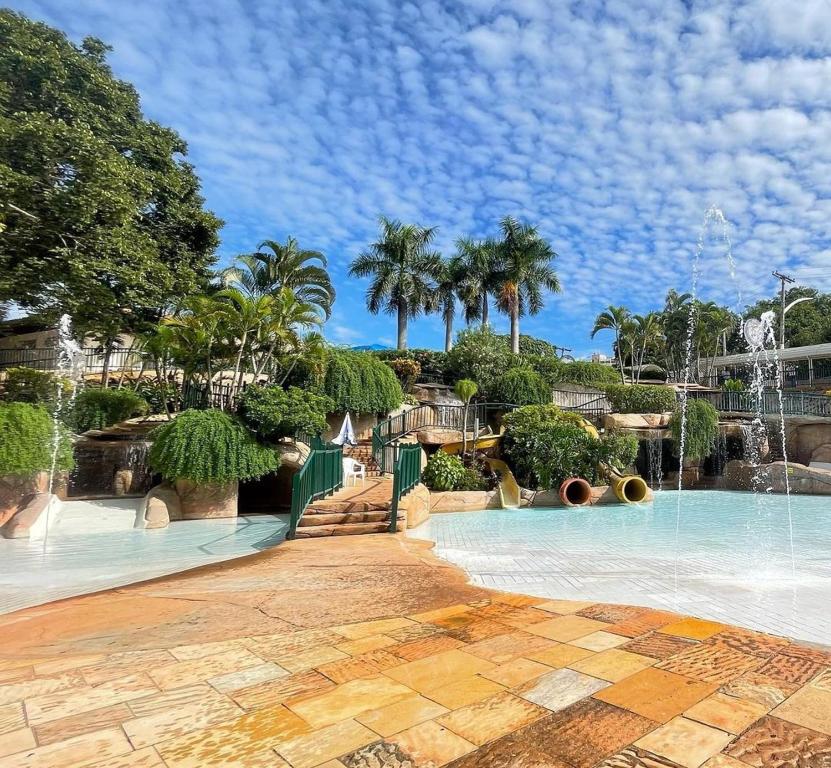 una piscina con una fuente en un complejo en Caldas Novas - Piazza diRoma incluso acesso ao Acqua Park, Slplash e Slide en Caldas Novas
