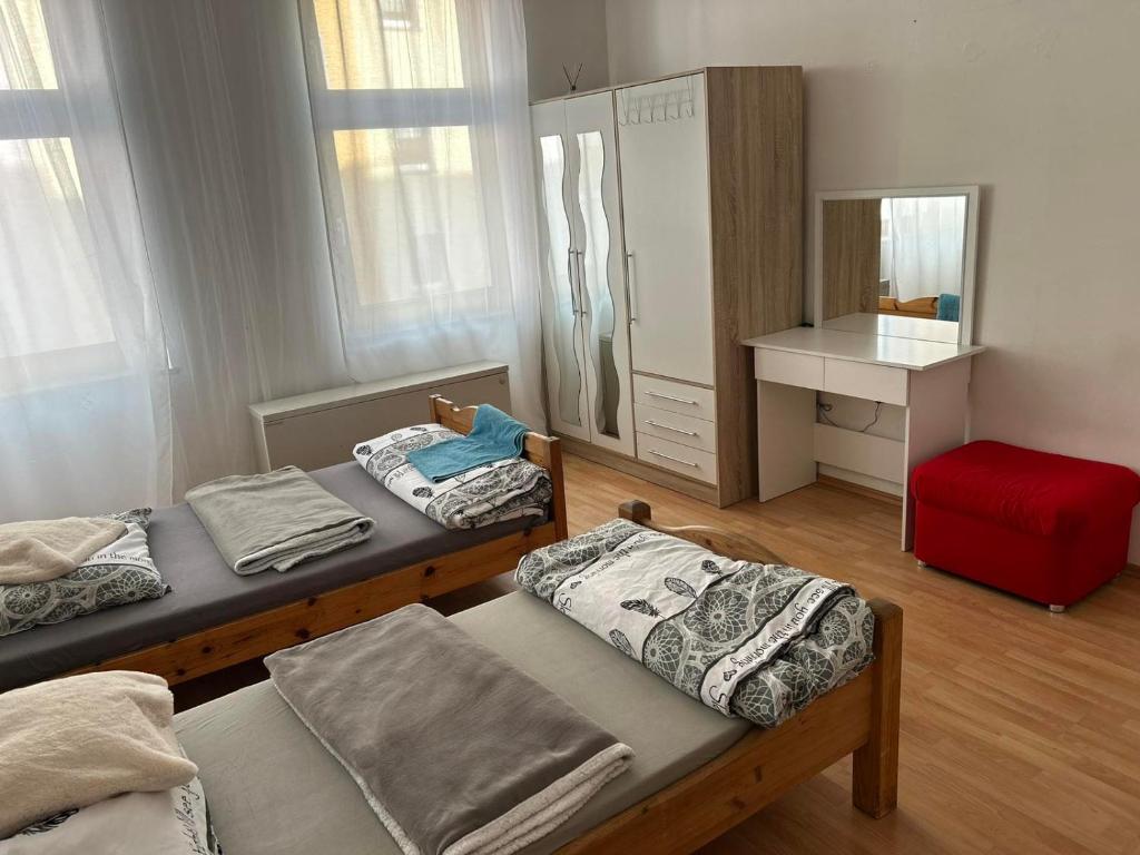 - une chambre avec 2 lits, une commode et un miroir dans l'établissement Appartement Römerstr 3 Zimer, à Essen