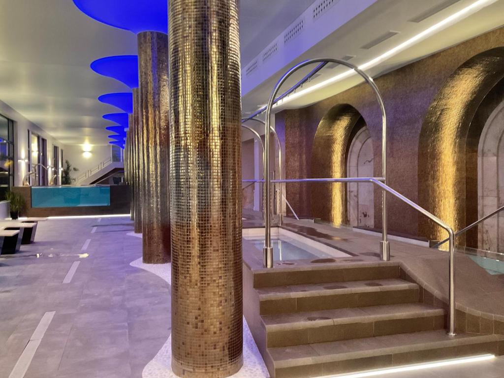 una gran columna en un edificio con escalera en Hotel Nuevo Palas, en Lanjarón