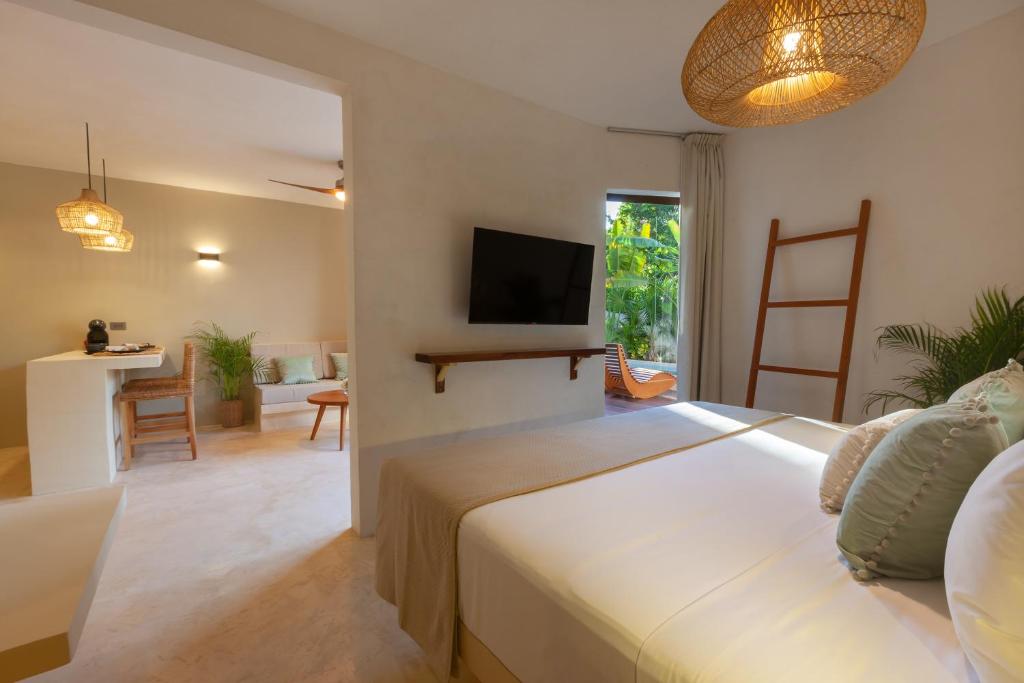 TV a/nebo společenská místnost v ubytování Aparthotel Onda Maya - Adults Only