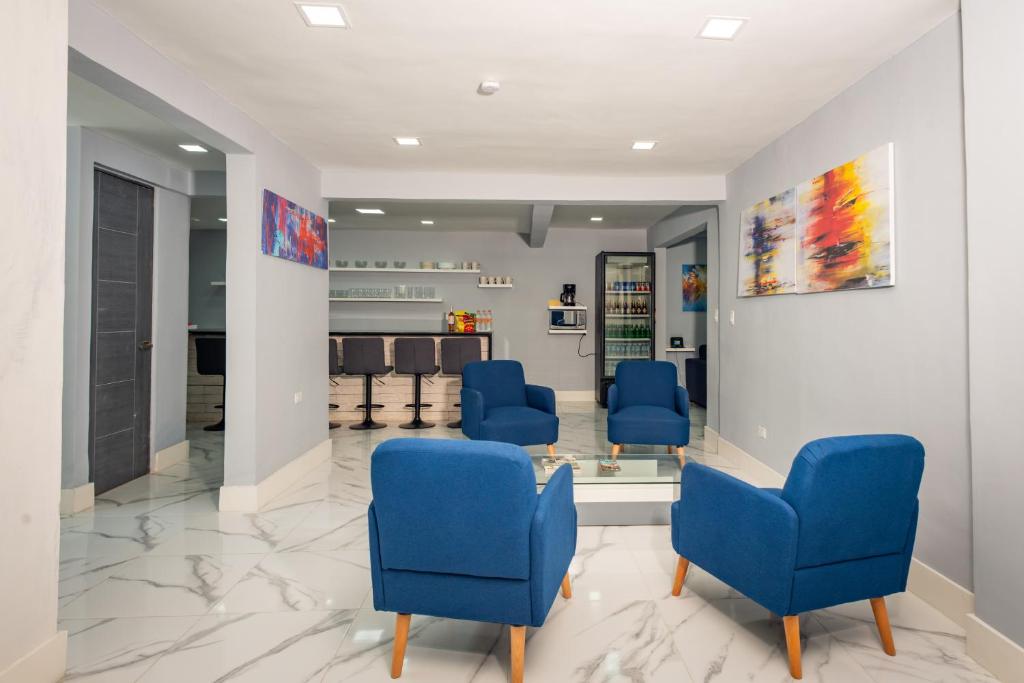 a waiting room with blue chairs and a barber shop at Casas acogedoras en Bahia Azul in Cancún