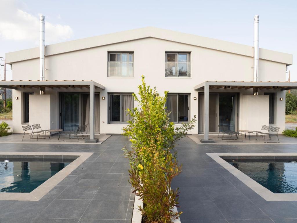 Bazén v ubytování Sea breeze suites Mistral 4 per with private pool nebo v jeho okolí