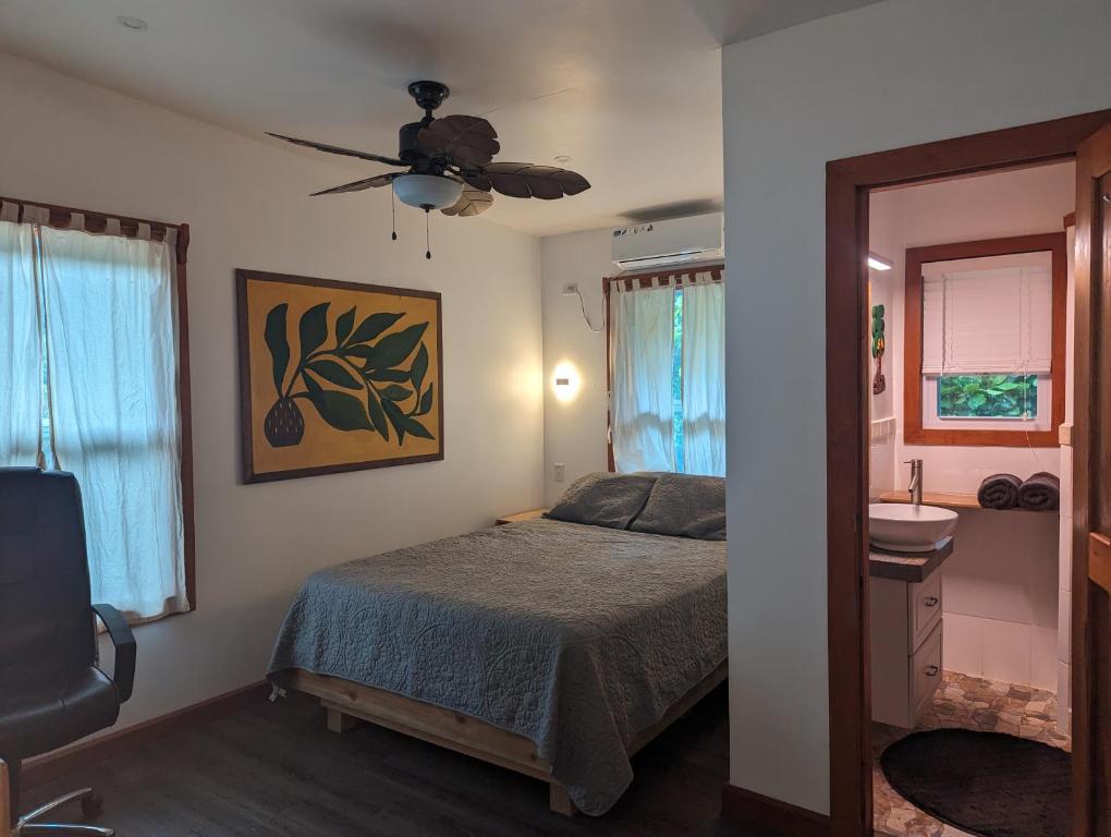 Schlafzimmer mit einem Bett und einem Deckenventilator in der Unterkunft PirateArts Experience Resort in Bocas del Toro