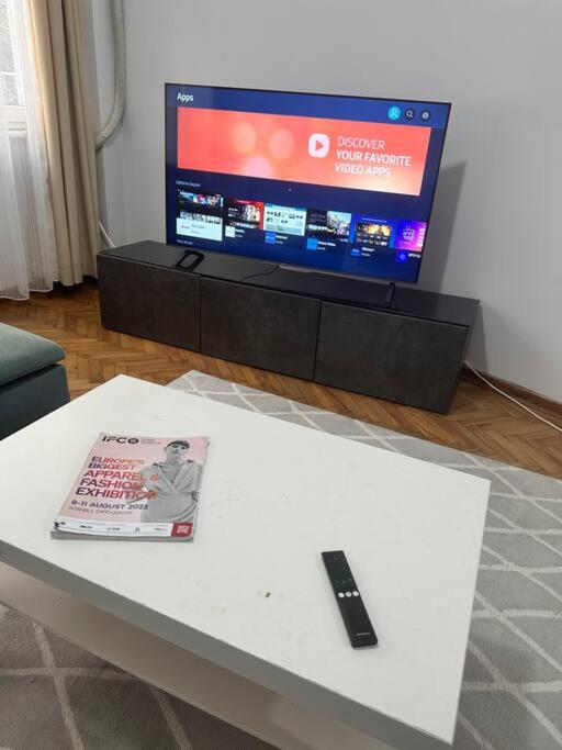 TV a/nebo společenská místnost v ubytování Taksim Cihangir'de 2+1 daire