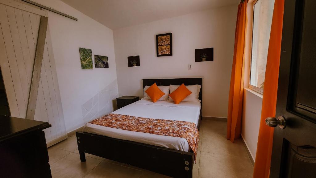 Postel nebo postele na pokoji v ubytování Tuki Hostel & Lounge