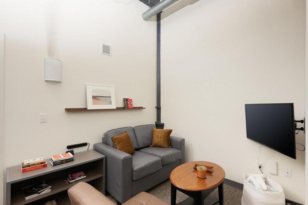 uma sala de estar com um sofá e uma televisão em Flexhome Fiserv 2BR Private Apt EL3 - READ INFO em Milwaukee