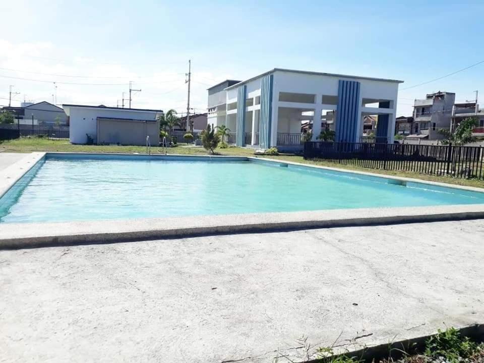 una piscina vuota di fronte a un edificio di Castle Place Condo Staycation Marilao a Marilao