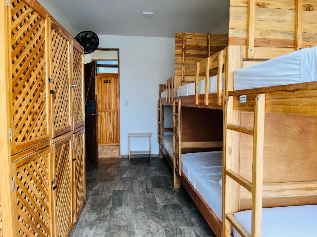 Palanda nebo palandy na pokoji v ubytování Merakai Hostel Rincon del Mar