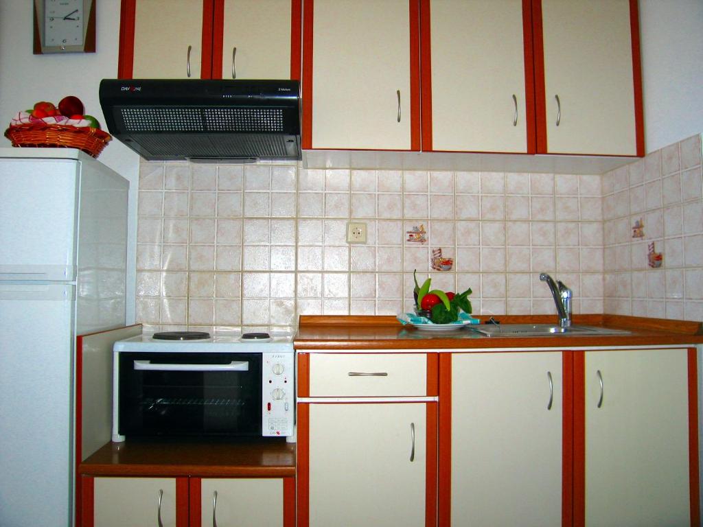 A kitchen or kitchenette at Spiros Studios