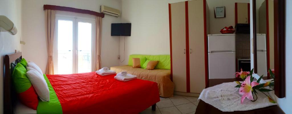 A bed or beds in a room at Spiros Studios
