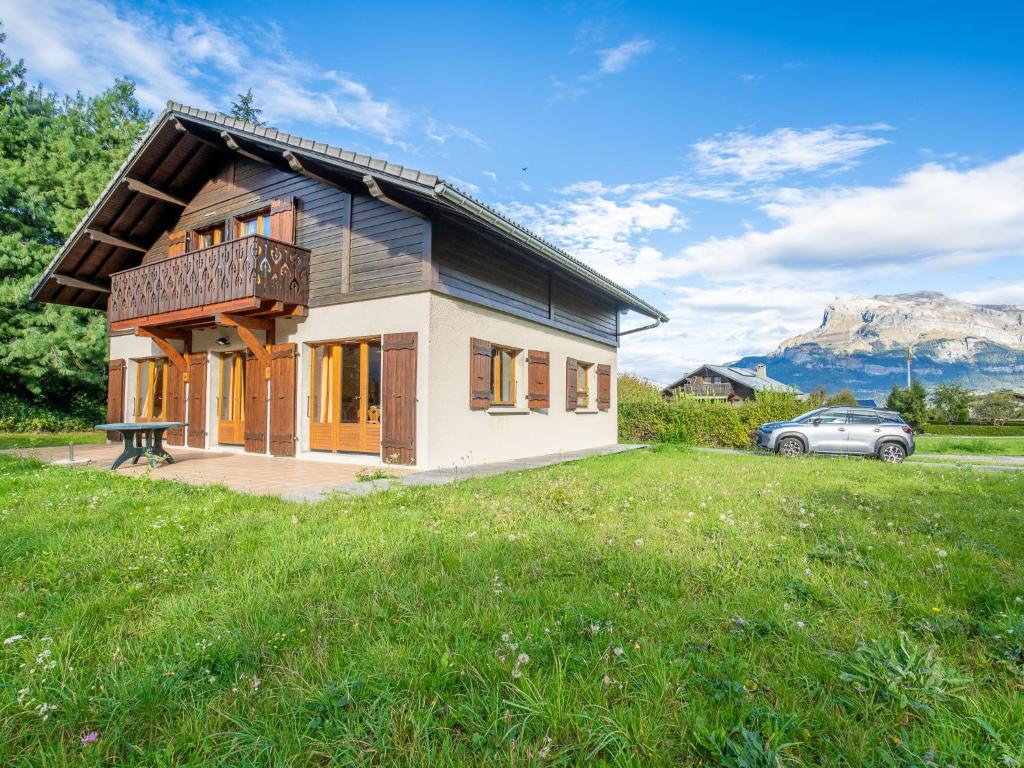 una casa con un coche aparcado delante de ella en Chalet Mendiaux by Interhome, en Saint-Gervais-les-Bains