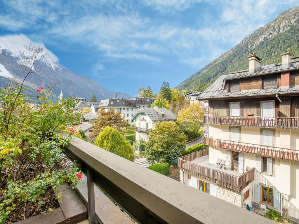 - un balcon offrant une vue sur une ville avec des montagnes dans l'établissement Apartment Le Mummery-4 by Interhome, à Chamonix-Mont-Blanc