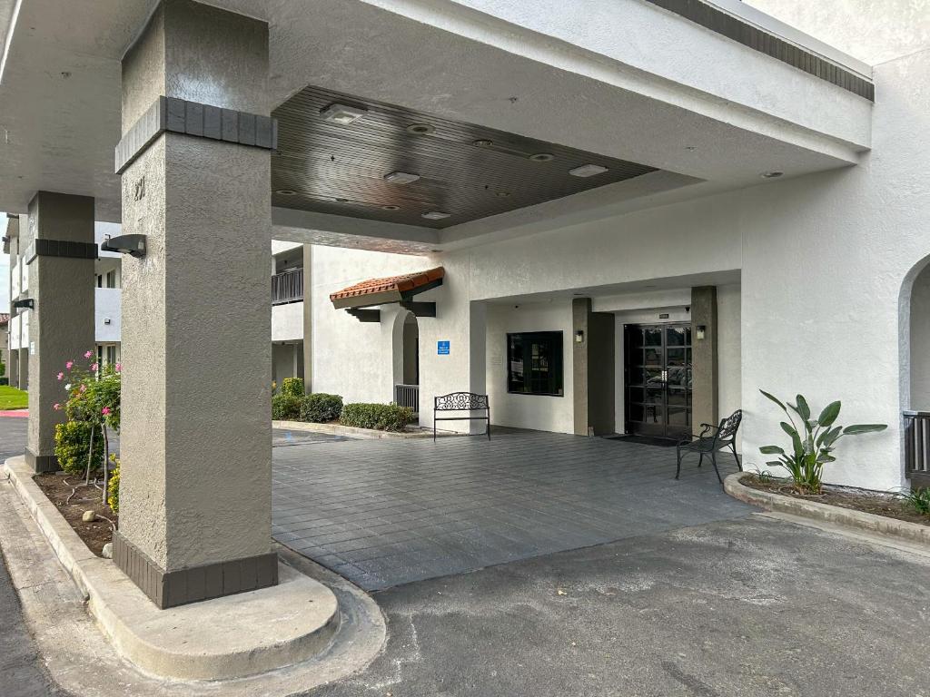 a building with a courtyard with a bench in front of it at Motel 6 Ontario CA Convention Center Airport in Ontario