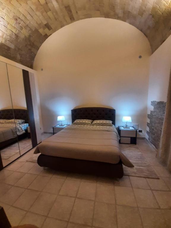 a bedroom with a bed and two lamps on two tables at La Dolce Volta in Tarquinia