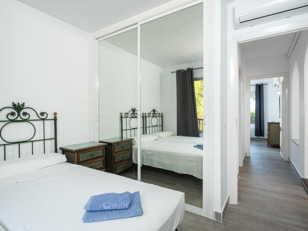 Posteľ alebo postele v izbe v ubytovaní Apartment Jardin de miraflores by Interhome