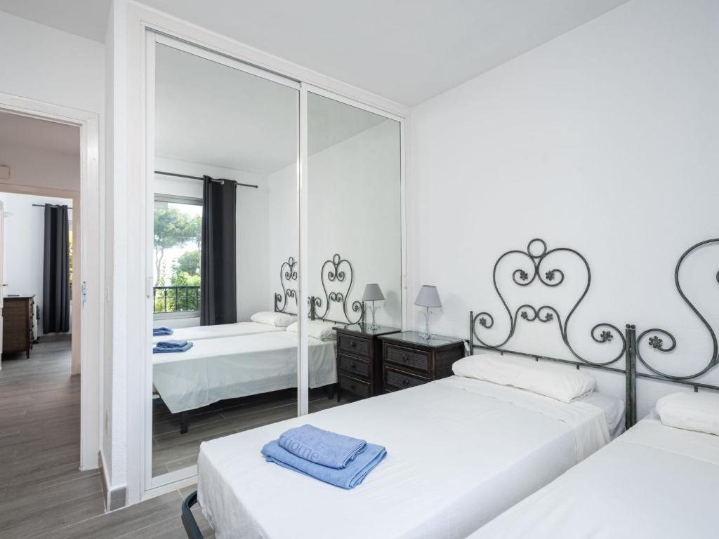 Posteľ alebo postele v izbe v ubytovaní Apartment Jardin de miraflores by Interhome