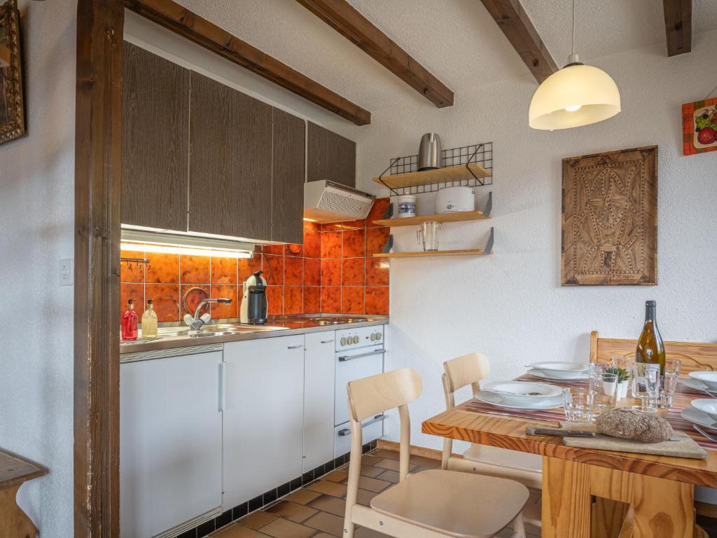 Kuchyň nebo kuchyňský kout v ubytování Apartment Beau Site No 21 by Interhome