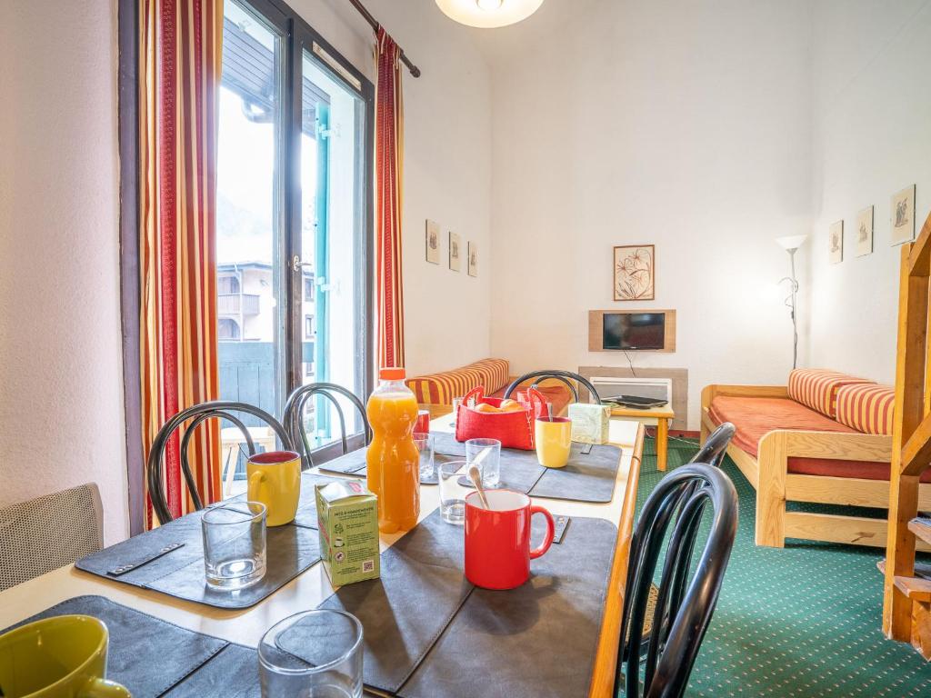 comedor con mesa y sillas en Apartment La Balme by Interhome, en Chamonix-Mont-Blanc