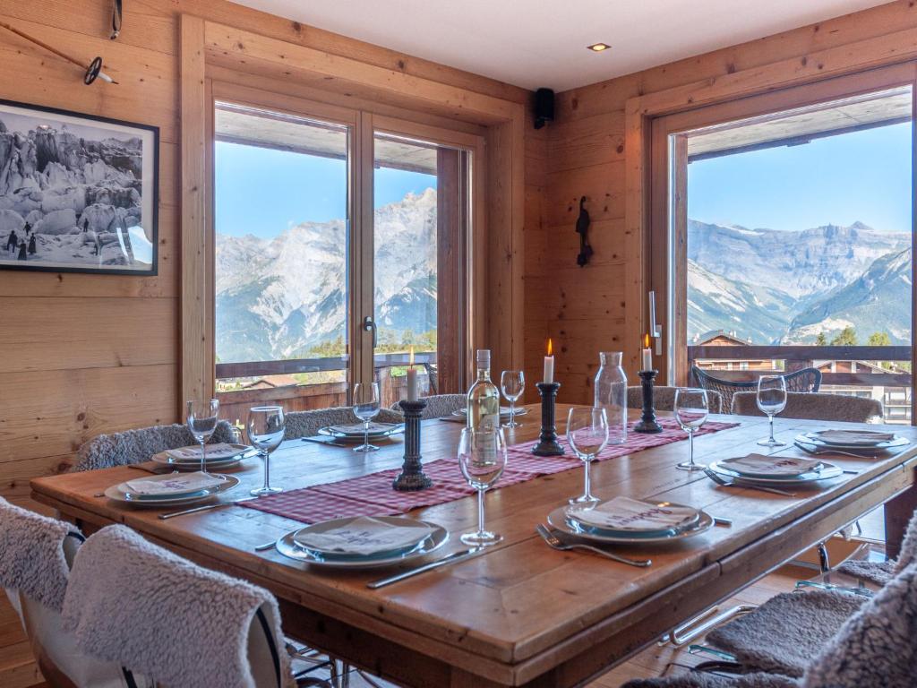 une salle à manger avec une table et des verres à vin dans l'établissement Apartment Montagnard 10 by Interhome, à Nendaz