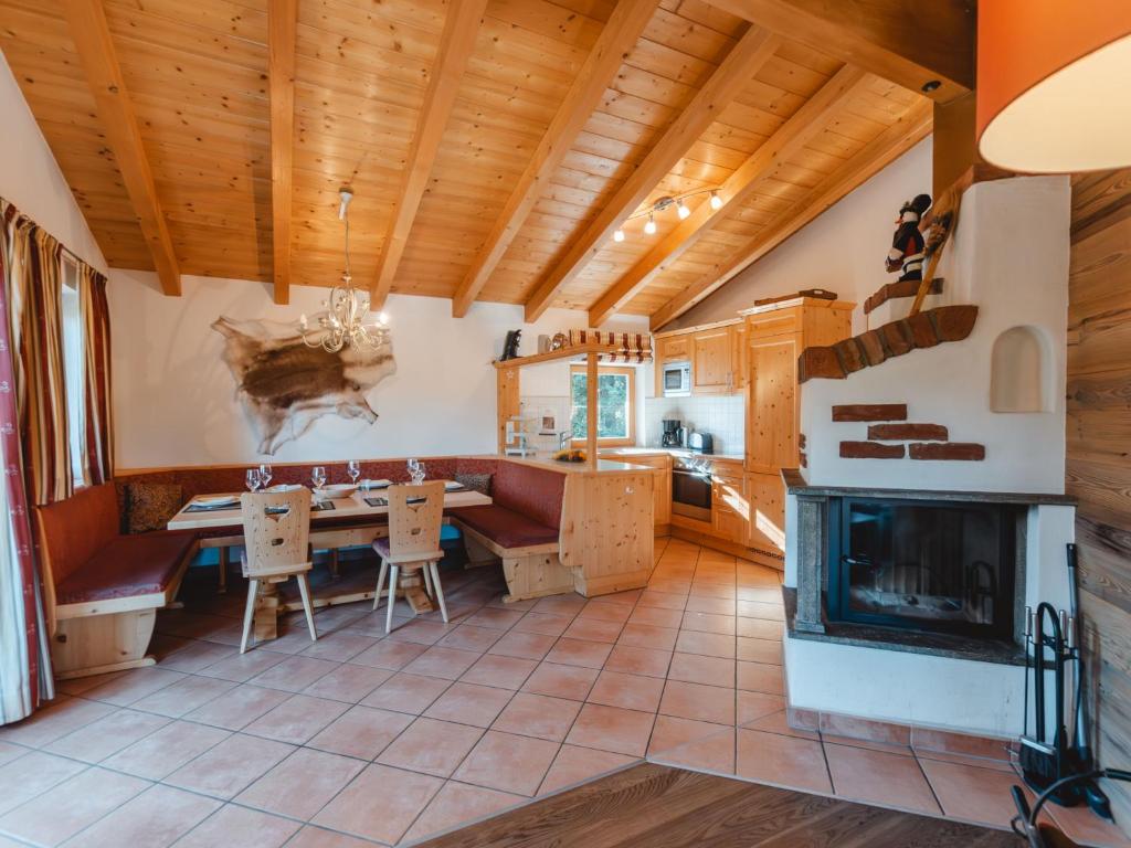 Kuchyňa alebo kuchynka v ubytovaní Chalet Hochkrimml 2 by Interhome