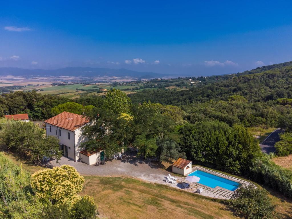 einen Luftblick auf eine Villa mit einem Pool in der Unterkunft Apartment Podere La Madonnina-1 by Interhome in Nibbiaia